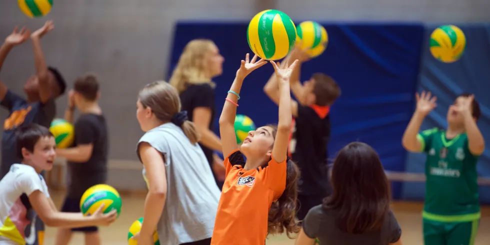 Kinder spielen Volleyball